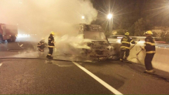  بالصور: إصابة طفيفة نتيجة احتراق حافلة ركاب صغيرة قرب اللد 